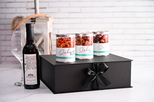Kit vino tinto mini y snack caja Deluxe