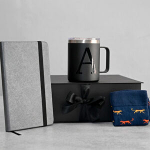 kit taza acero libreta y calcetines en caja Deluxe negra