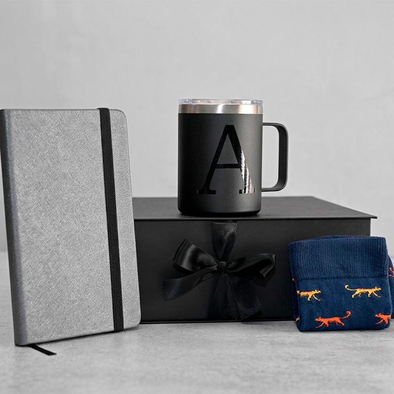 kit taza acero libreta y calcetines en caja Deluxe negra