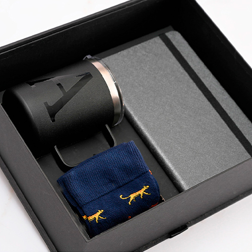 kit taza acero libreta y calcetines en caja Deluxe negra