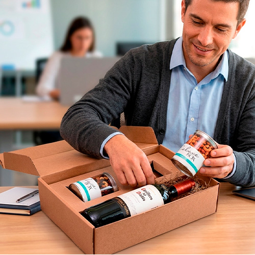 kit vino tinto casillero del diablo con snacks en caja de cartón corrugado con insertos